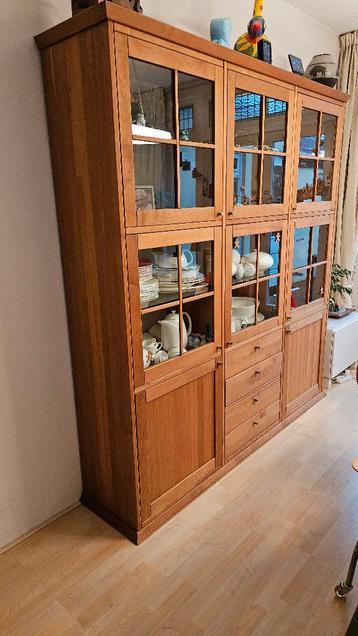 Vitrinekast, twee stuks