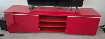 Rode Besta TV kast van Ikea.