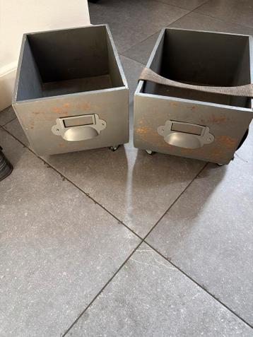 2 houten opberg bakjes met wieltjes grijs