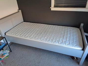 Gratis stevig 1 persoons bed 90x200 grijs met matras