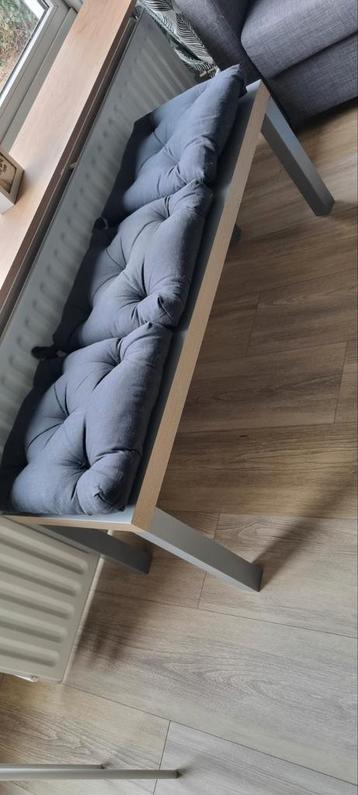 Grijs bank met kussens