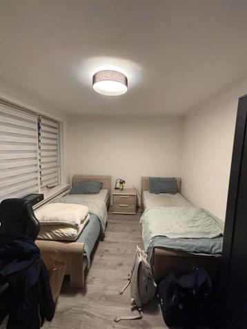 2 bedden met nachtkastje - gratis af te halen