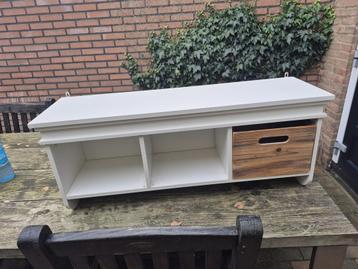 Houten kapstok met beschadigde haakjes