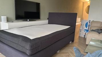 Bedframe en matras gratis.