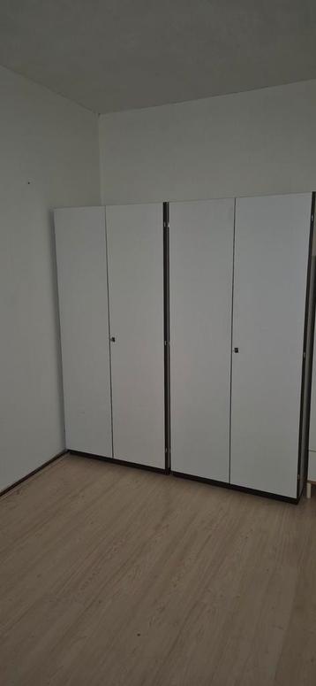 Gratis af te halen, twee kledingkasten.