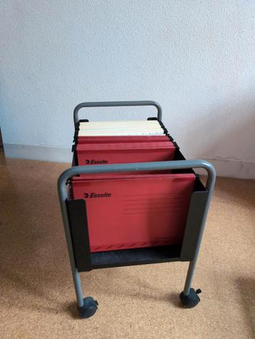Hangmappenkast op wieltjes.