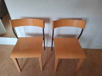 Twee beukenhouten stoelen