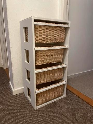 Klein kastje met mandjes