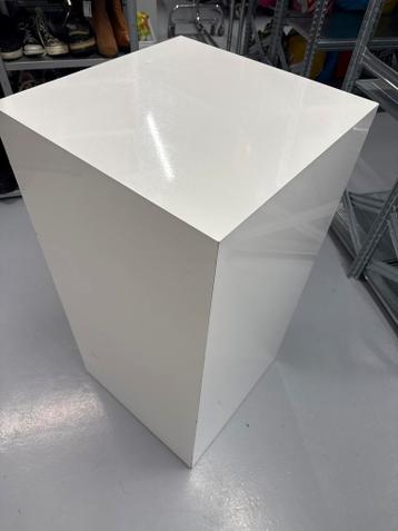 Gratis podium voor presentstie artikelen- hout