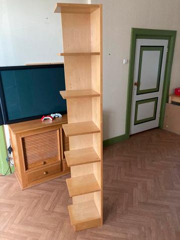 Boekenkast voor in een hoek gratis af te halen in Tholen