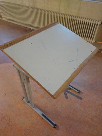 Schooltafels - 1 wit, 3 met rood frame - Voor donatie