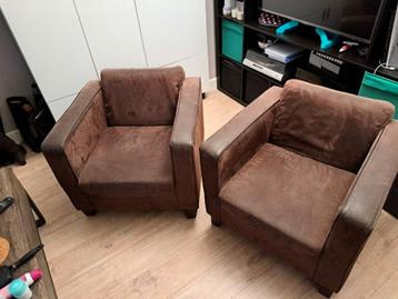 Twee comfortabele bruine fauteuils in goede staat.