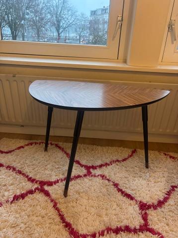 Klein IKEA tafeltje met lichte gebruikerssporen