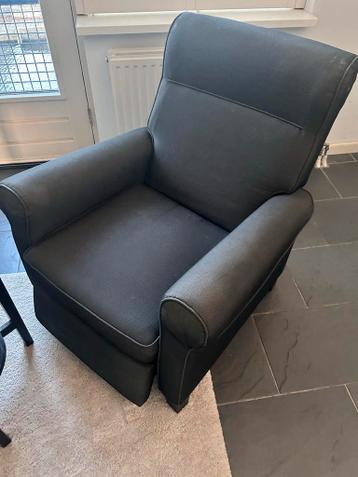 Comfortabele fauteuil met stoffen bekleding