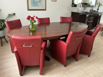 Eettafel met stoelen, salontafel en dressoir. Gratis.