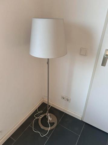 Stijlvolle lamp met kap en standaard