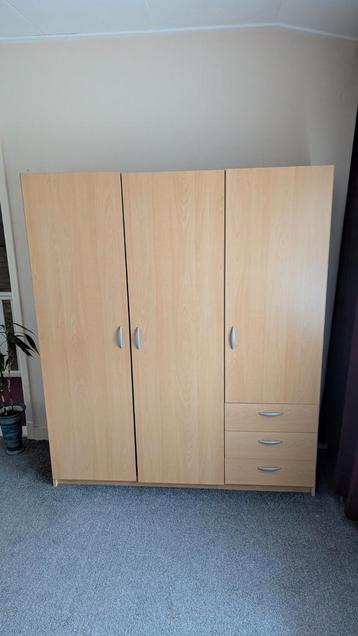Gratis Ruime kledingkast met lades en deuren