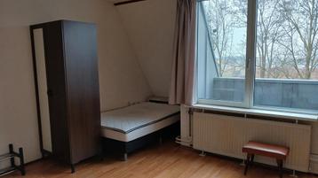 Bed 140 met matras en topper.