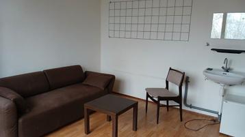 Slaapbank, tafeltje en stoel