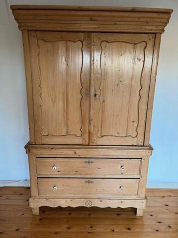 Oude grenen linnenkast