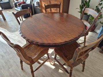 Ronde eethoektafel met 5 stoelen.