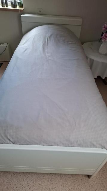 Wit eenpersoonsbed met lattenbodem