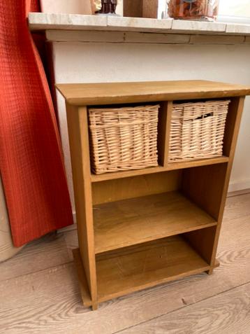 Klein houten kastje (met twee rotan mandjes)