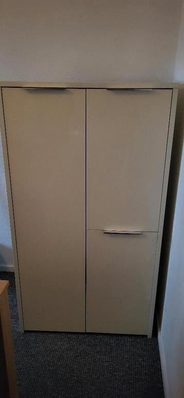 Gratis witte hoogglans kast