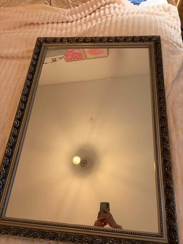 Brocante Spiegel met Sierlijke Lijst