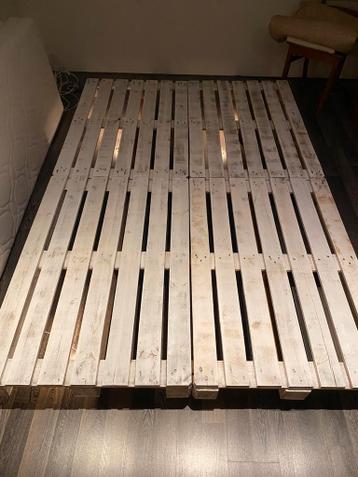 Bed van 4 pallets op pootjes met lampjes (gratis)