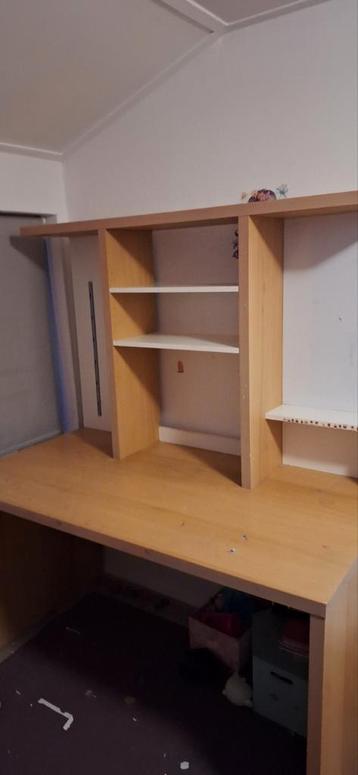 Groot bureau met opbergruimte