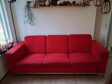 Rode driepersoonsbank - comfortabel en stijlvol