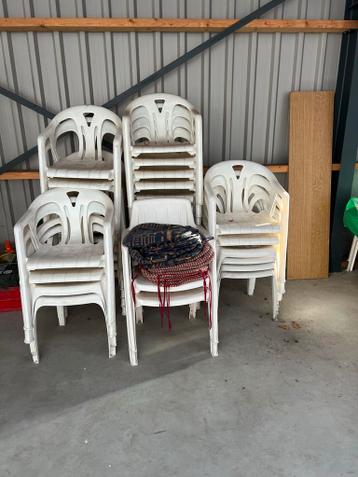 GRATIS Stapel witte kunststof stoelen
