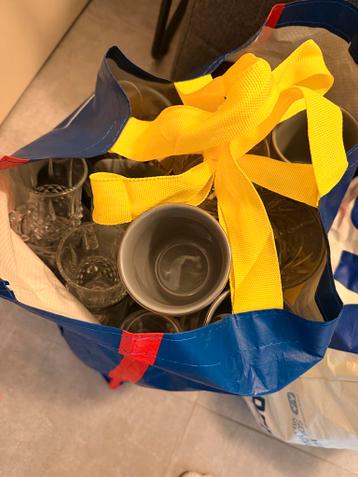 Diverse keukenbenodigdheden: Glazen, kommen, bestek