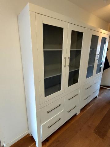 Twee witte vitrinekasten - 201x115x37cm