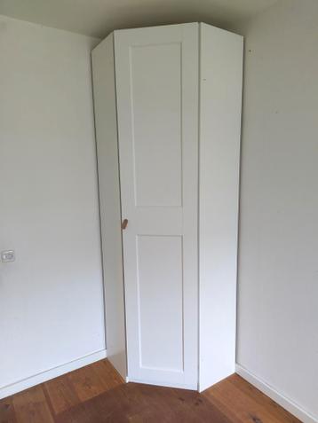 Gratis hoekdeel Pax-Kast met witte deur.