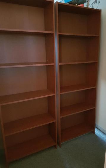 Twee identieke Ikea Billy boekenkasten - bruin - GRATIS