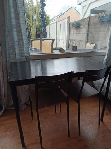 Gratis zwarte ikea tafel (eventueel plus 4 Ikea stoelen)