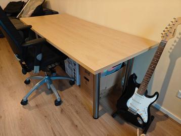 Bureau met verstelbare poten (+/-5cm)