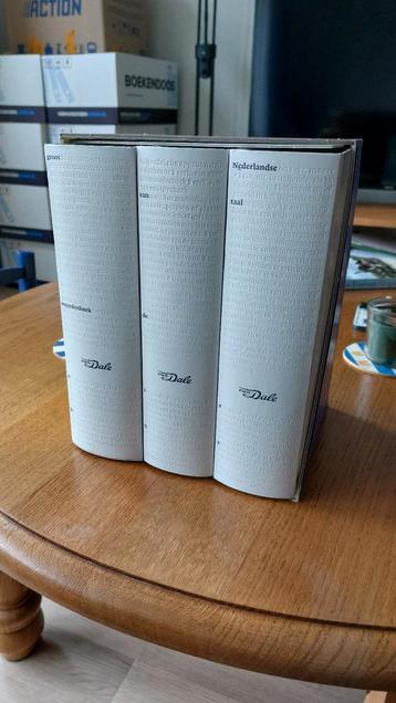 Gratis: 3 Delen Van Dale woordenboeken Nederlands.