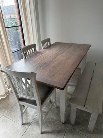 Tafel met 3 stoelen en een bankje
