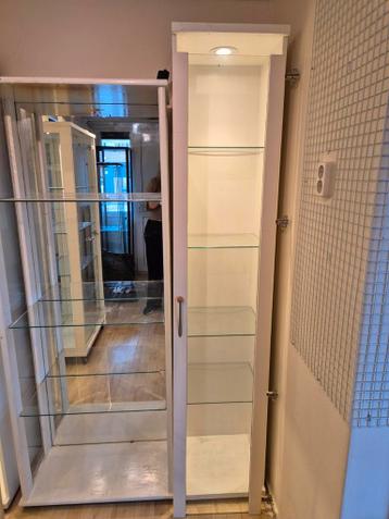 2 smalle vitrinekastjes en vitrinekast zonder deurtjes