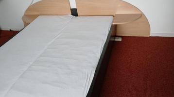 Mooi compleet bed met hoofdeinde