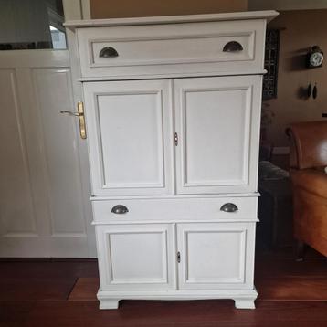 Televisiekast met tv gratis af te halen.