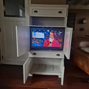 32 inch Philips televisie in kast gratis af te halen