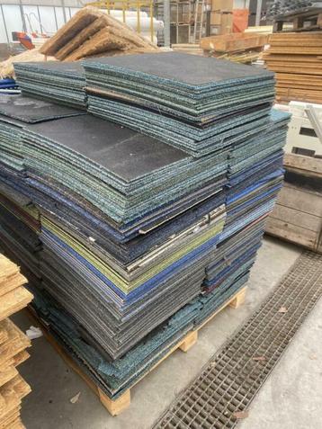 Restanten partij tapijttegels vlekken en lijm restanten