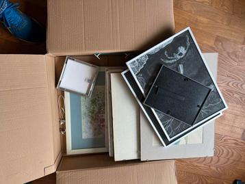 Diverse fotolijsten in verschillende maten en materialen