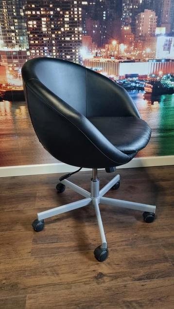 Gratis Zwarte bureaustoel op wielen - verstelbaar