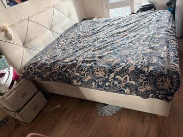 Tweepersoonsbed 180x200 inclusief 2 nachtkastjes