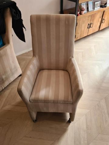 4 eetkamerstoelen op wieltjes